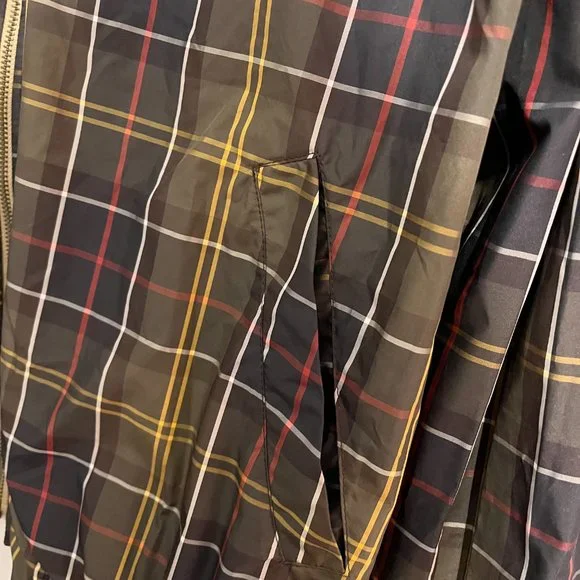 Barbour Reversible Jacket in Green Plaid for Endless Fashion Options! - Picture 3 of 8